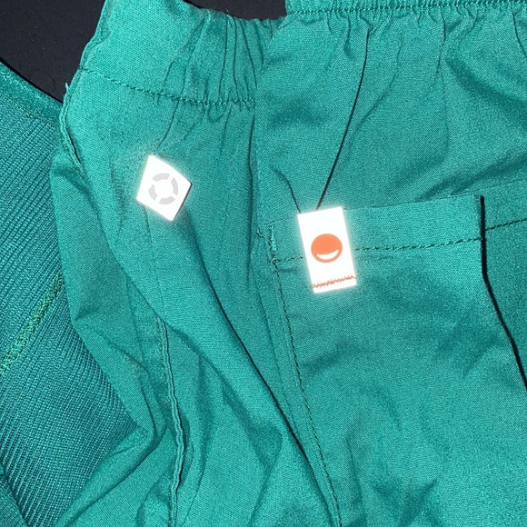 🤍FOREST GREEN SCRUB OUTFIT🤍 - Picture 2 of 2